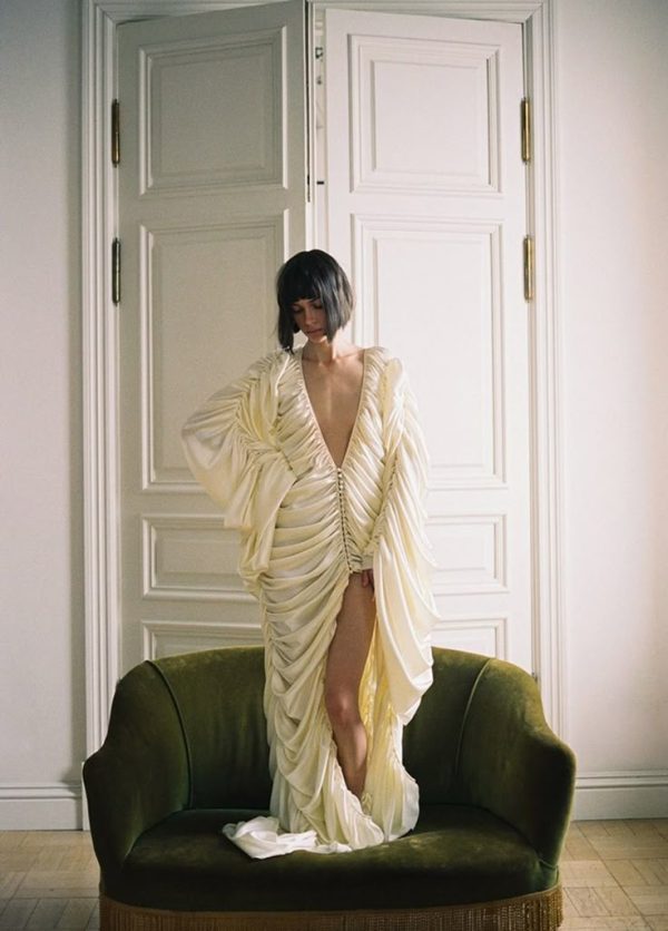 Атласное золотое платье