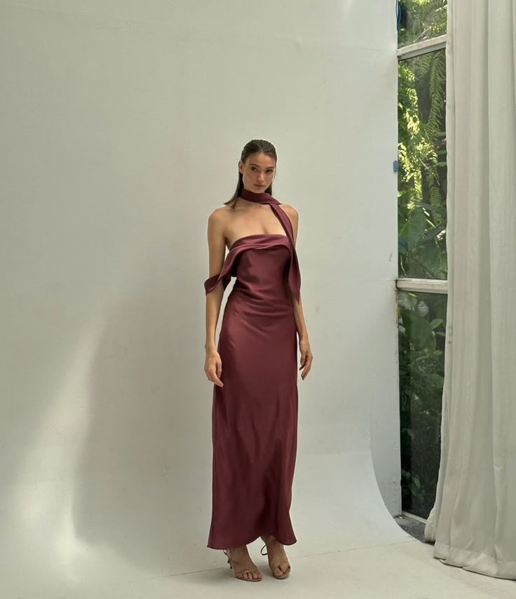 Платье бардовое атласное